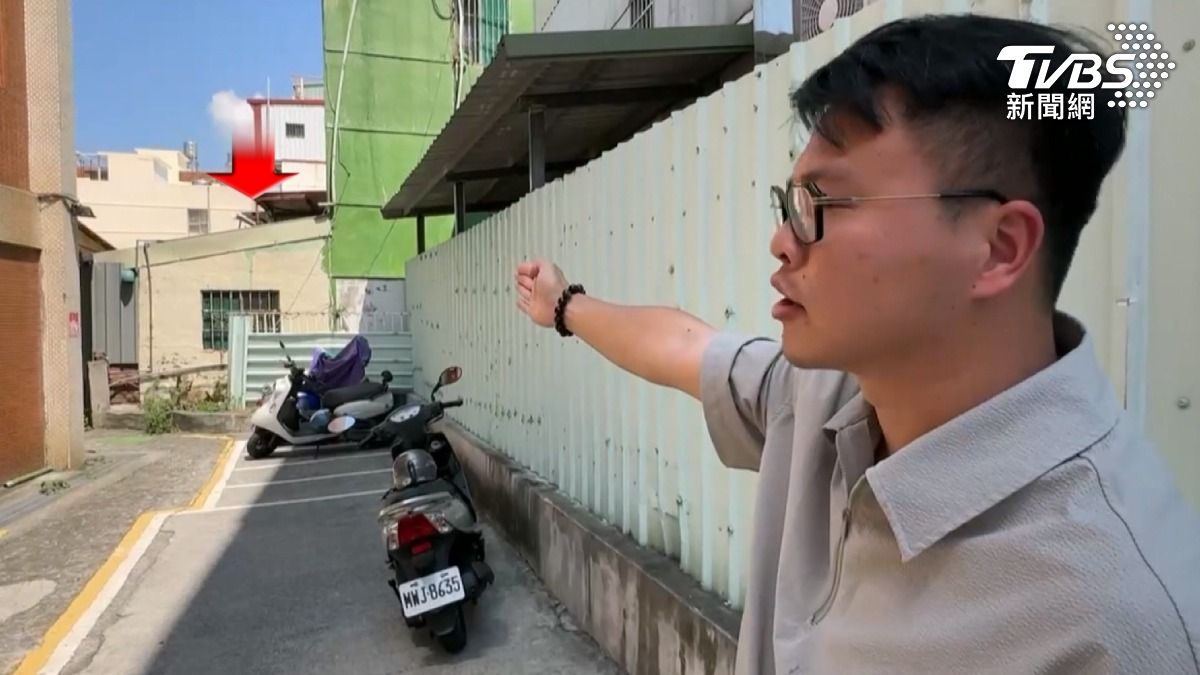 海鮮業者表示這12戶住宅原本的前門位於巷內,卻私自將出入口轉向,前門又加蓋鐵皮。(圖/TVBS)