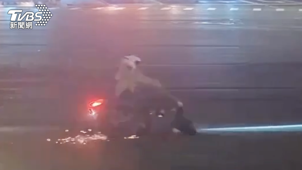 北市無照女騎士疑闖紅燈釀禍　追撞前車2人倒地送醫