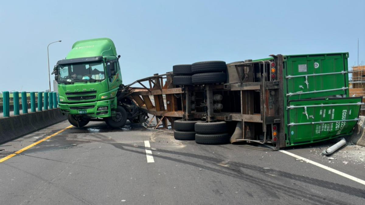 台61大園段聯結車翻成「底盤朝天」　鋼骨扭曲橫躺車道