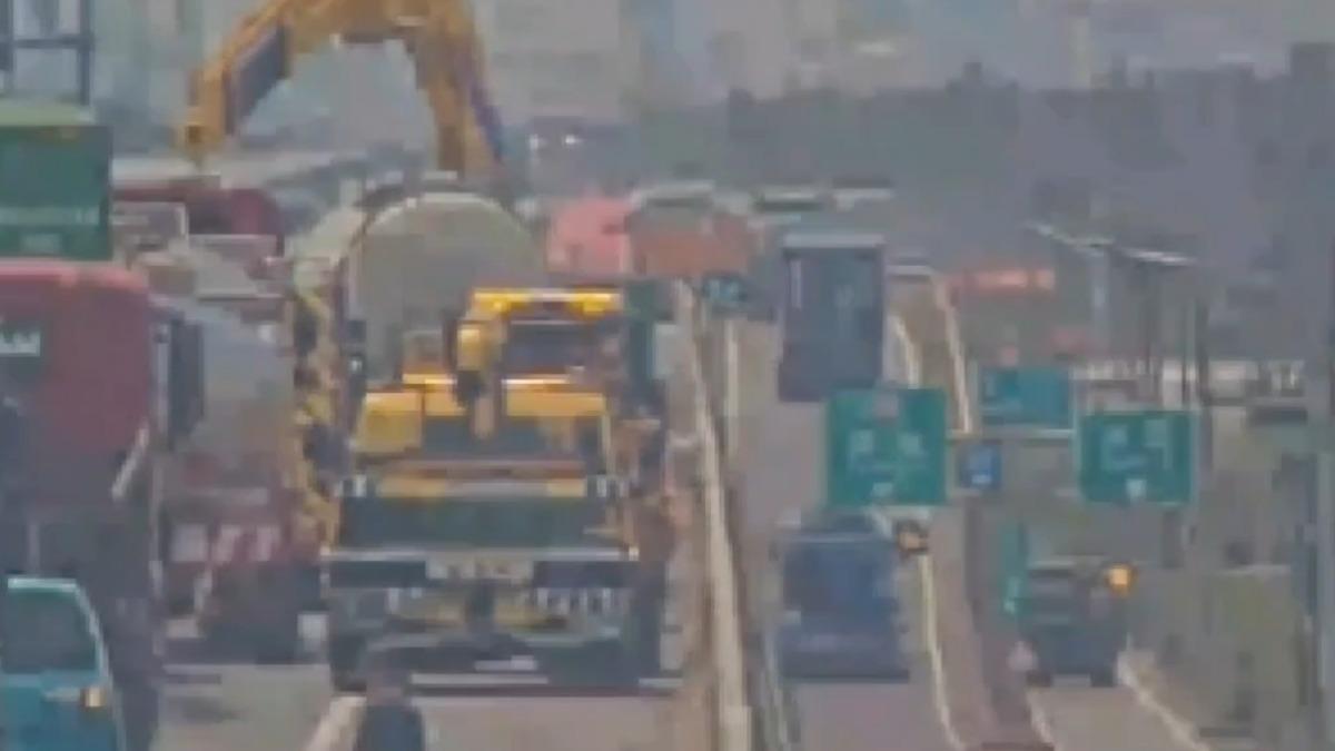 工程拖吊車在現場排除事故現場。（圖／翻攝自網路）