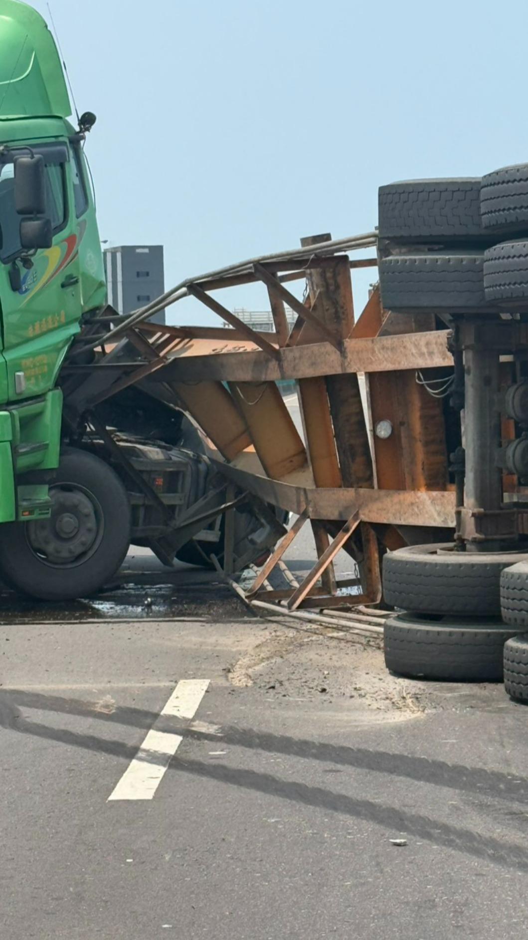 車輛結構受撞擊後明顯變形。（圖／翻攝自記者爆料網）