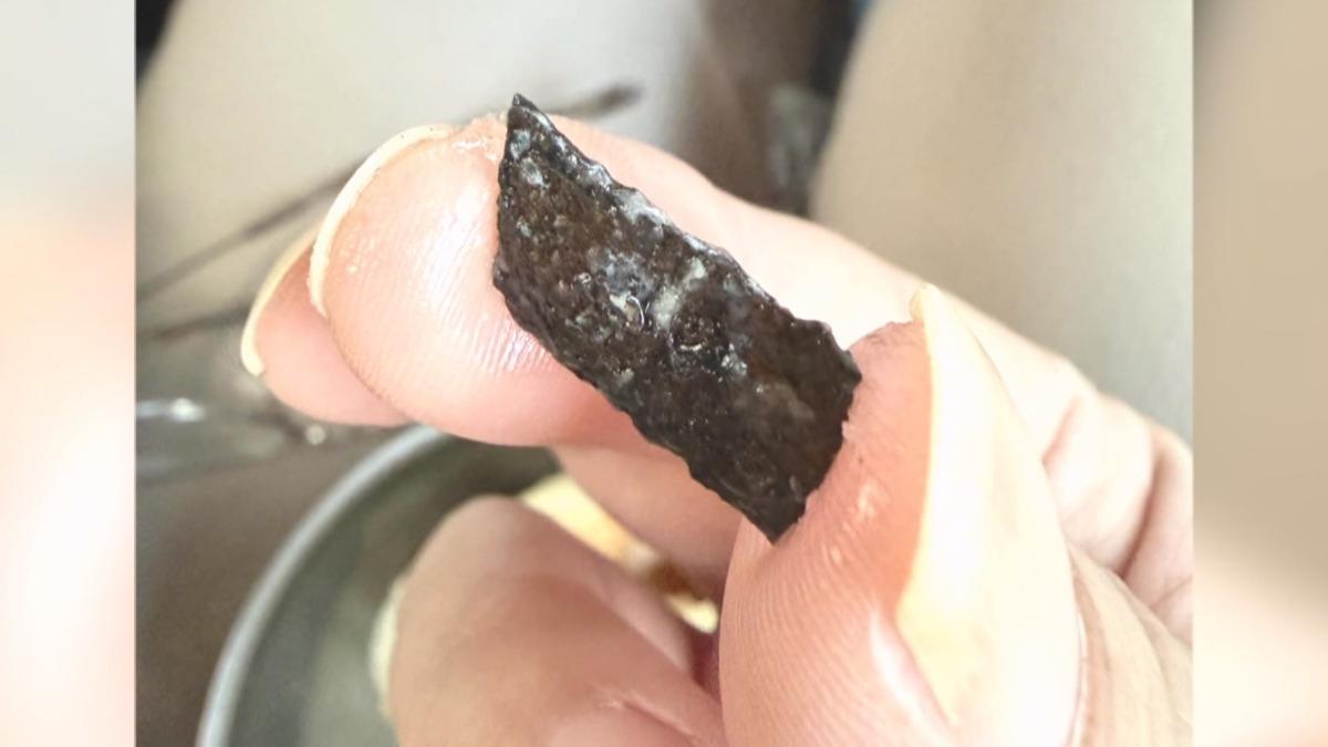 剪開湯包驚見「黑色異物」!家長嚇壞 業者坦承:不該出現。(圖/民眾提供)