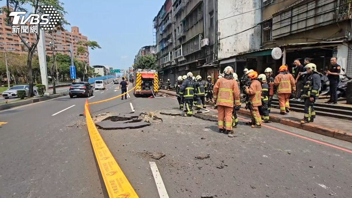 柏油路面突然「爆裂」炸開。（圖／施協源攝）