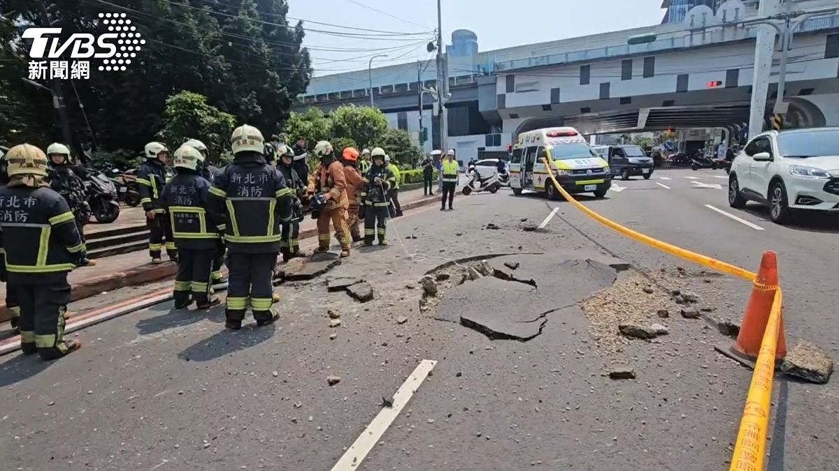 柏油路面突然「爆裂」炸開。（圖／施協源攝）