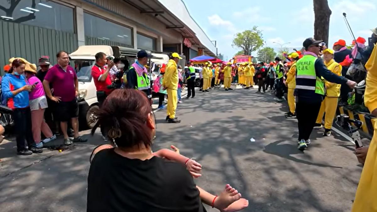 三度抱8歲腦麻兒跪地!白沙屯媽祖慈悲停轎 香燈腳全紅了眼眶
