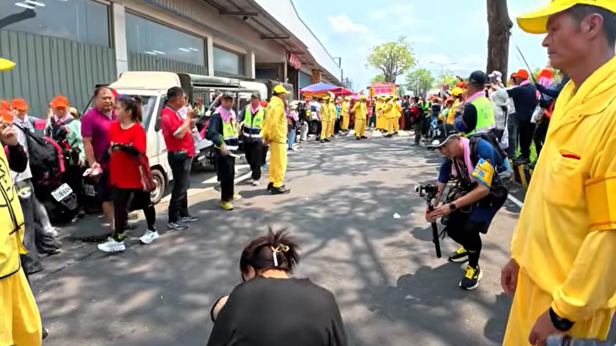 婦人第三度求媽祖停轎。（圖／翻攝白沙屯媽祖網路電視台YT）