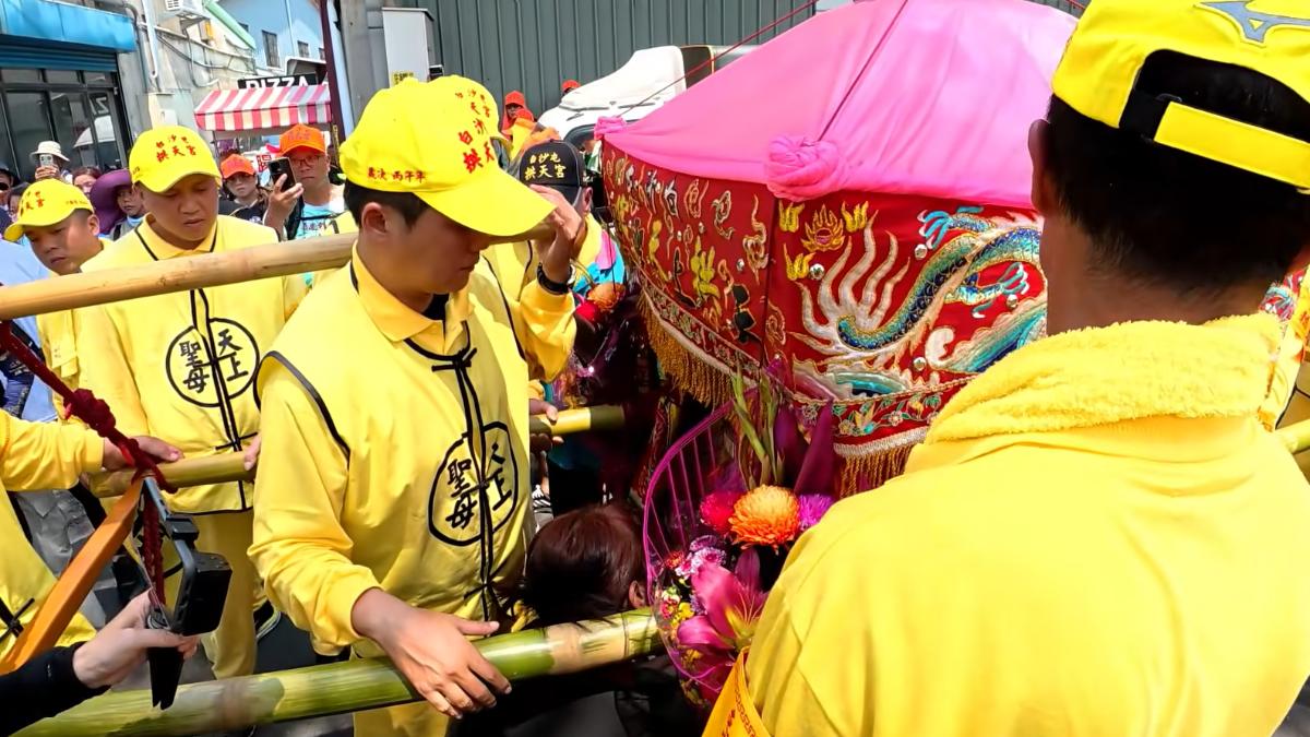媽祖停轎傾聽。（圖／翻攝白沙屯媽祖網路電視台YT）