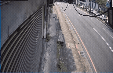 監視器拍下柏油路爆炸瞬間。（圖／TVBS）
