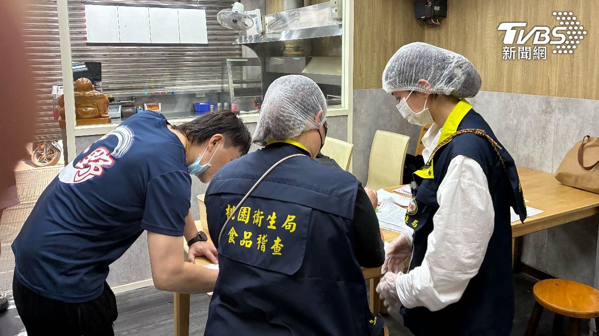 桃園市政府衛生局表示,已陸續接獲醫療院所通報共38人就醫,目前也依法勒令該業者暫停營業。(圖/桃園市衛生局提供)