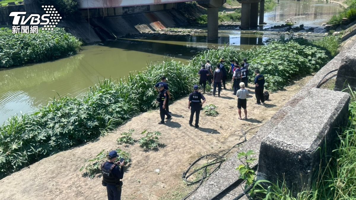警消將女子救起時，她已明顯死亡。（圖／TVBS）