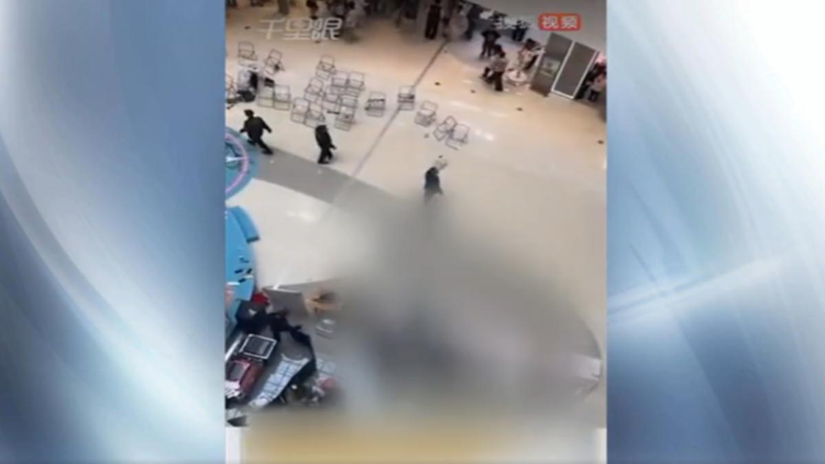 大陸河南商丘動漫活動驚魂，天花板玻璃炸裂，割傷現場民眾。（圖／大陸網路新聞）