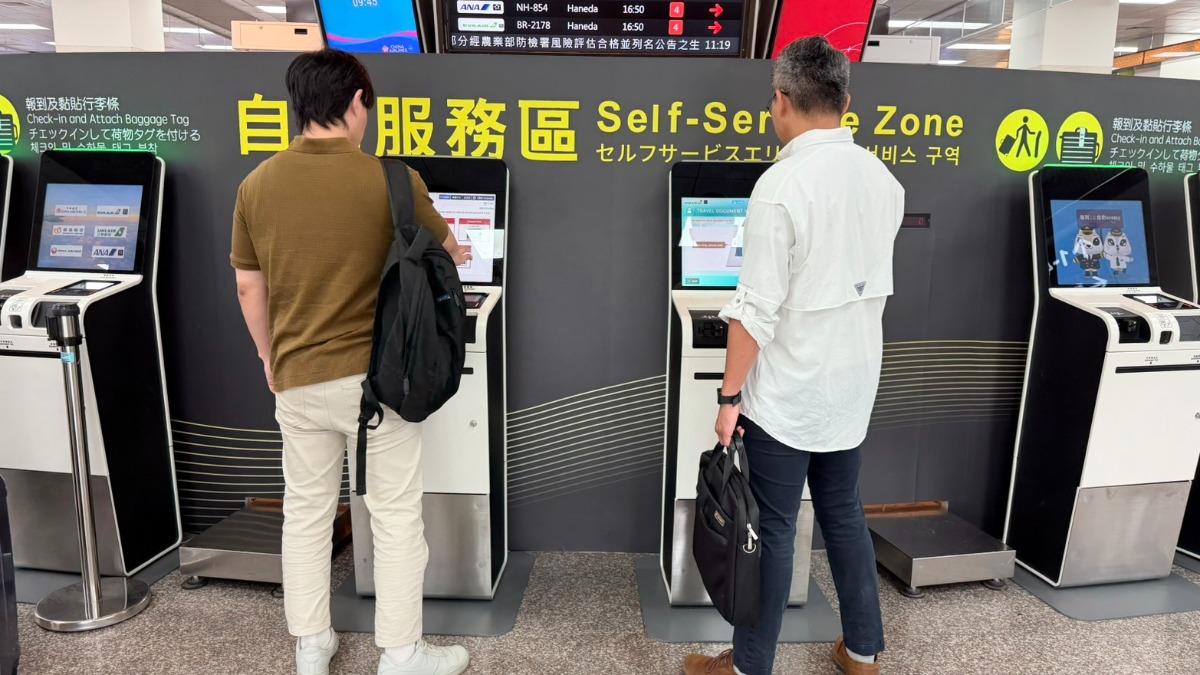 旅客可於報到櫃檯或自助報到機辦理報到時,透過讀取護照晶片完成人臉註冊程序。(圖/民航局提供)