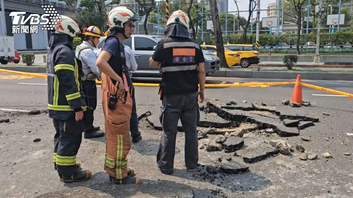 台電人員在現場仍緊急搶修中。（圖／施協源攝）