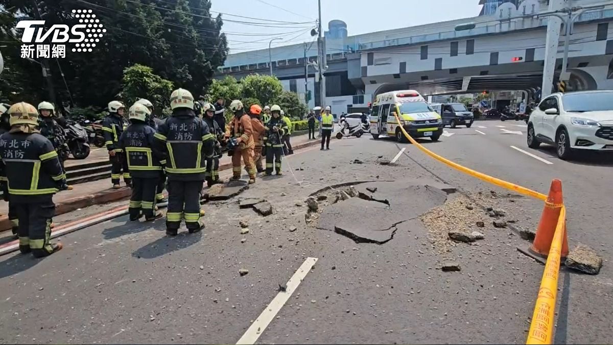 現場疑似高壓電纜線故障引發爆炸,柏油路被炸破。(圖/施協源攝)