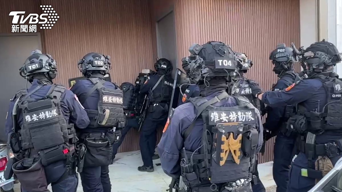 警方大批特勤人員荷槍實彈、全副武裝，大舉破門攻堅，將涉案的12名嫌犯全數上銬帶回調查。（圖／TVBS）