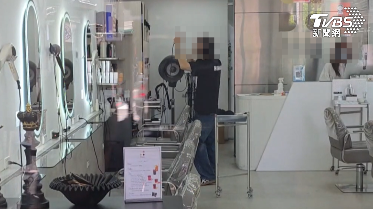 剪髮未預約遭拒,留下物品離開,店家找不到人報警,女返回情緒失控。(圖/TVBS)