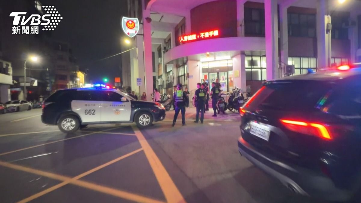 地產大亨因感情糾紛在派出所內與女子發生拉扯，警方出動快打制止（圖／ＴＶＢＳ）