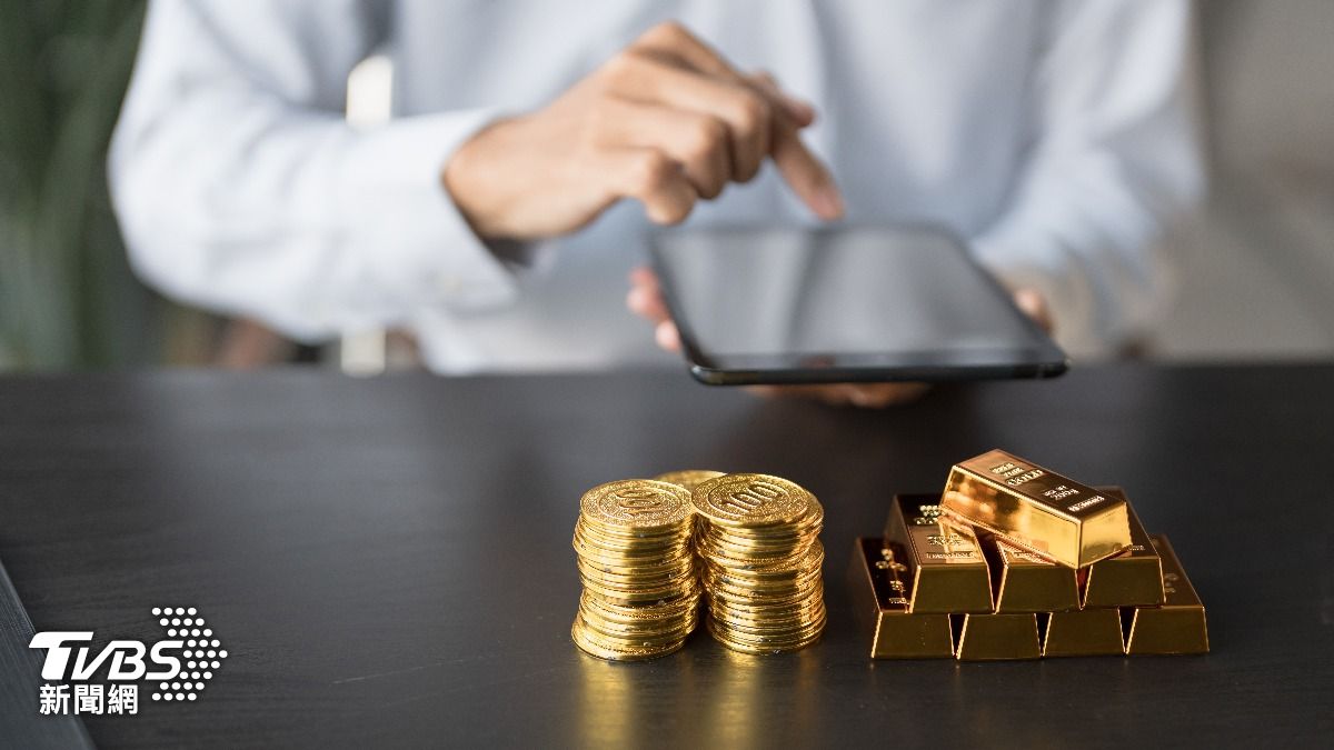 黃金素有避險資產的美譽,當股市波動、通貨膨脹加劇時,投資人往往會將更多資金配置到黃金和白銀等貴金屬上。(示意圖/達志影像shutterstock)