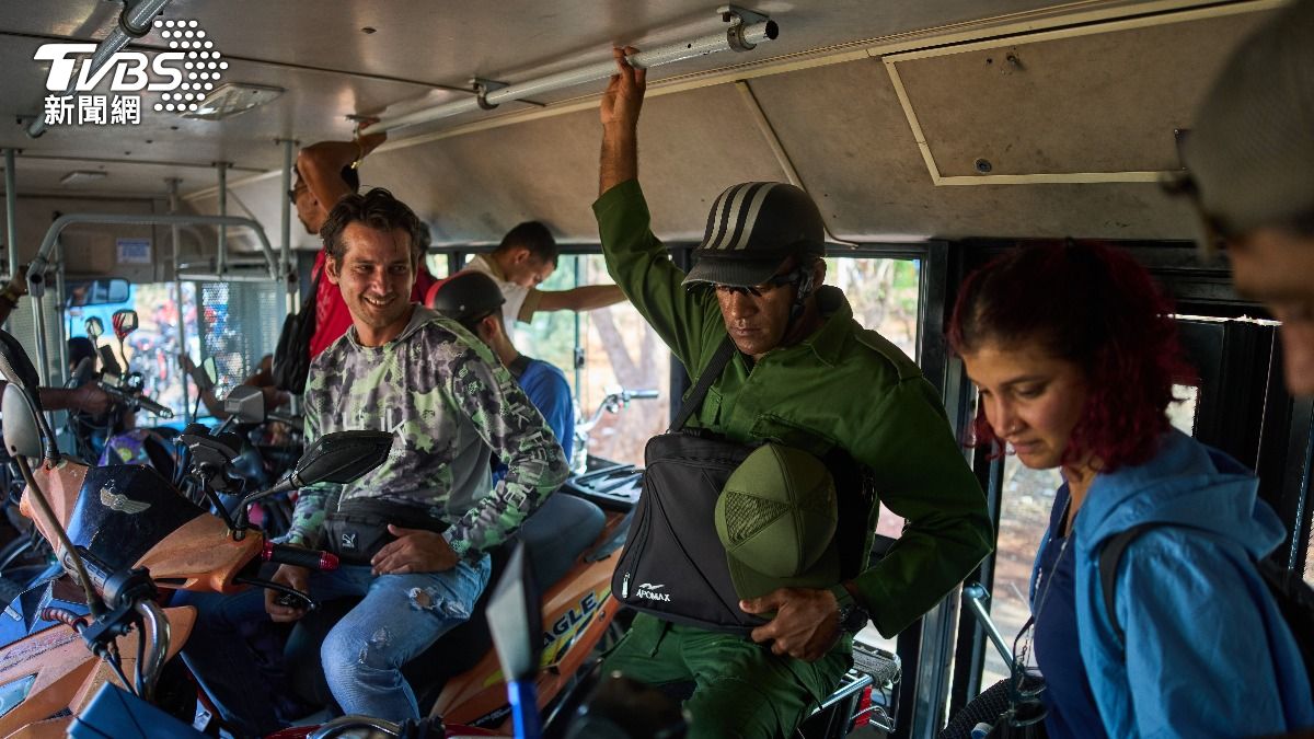 古巴能源危機之下,當地可運載機車和腳踏車的公車使用度大暴增。(圖/達志影像美聯社)