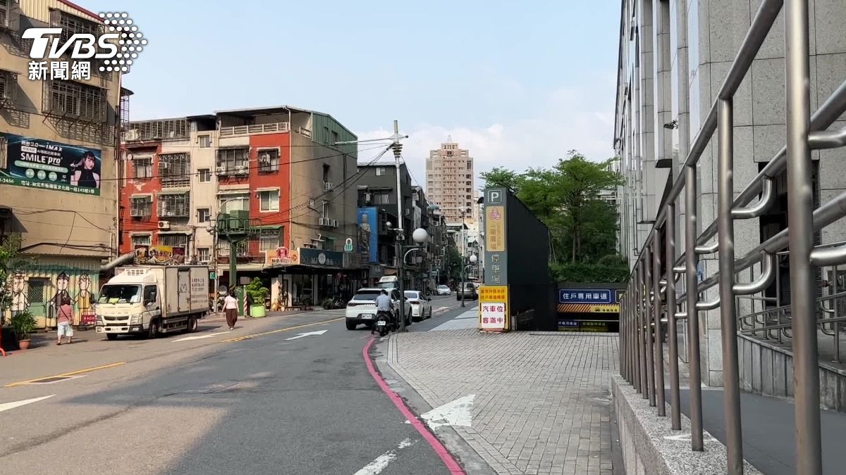 鄰近板橋新埔店的舒芙蕾店將在26號後歇業,透露是因為店租調漲將近7成,才做出關店決定。(圖/TVBS)
