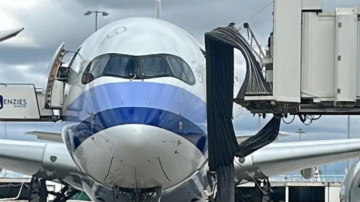 華航航班遭空橋碰撞。(圖/翻攝自FL360aero臉書)