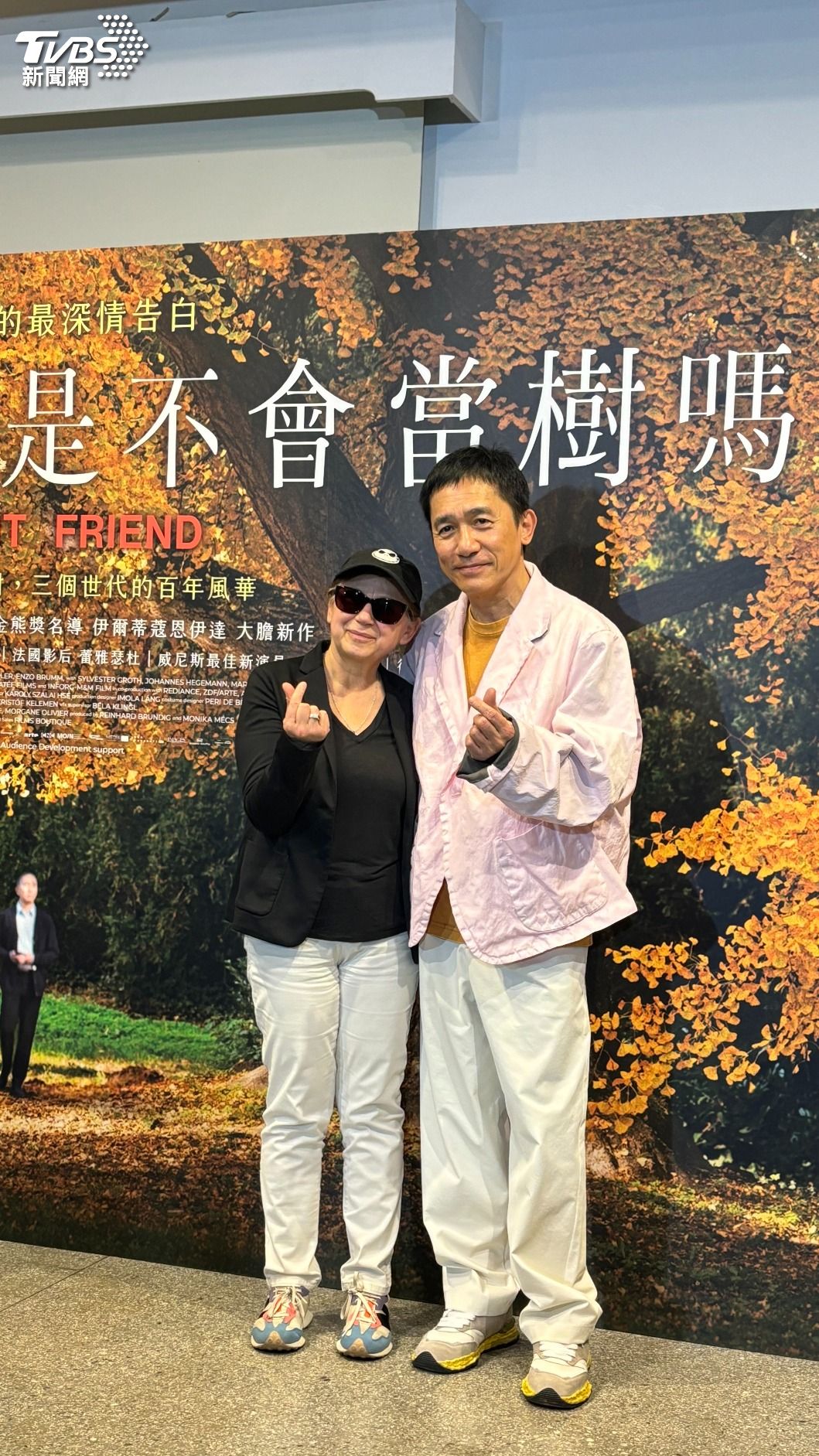 梁朝偉教導演比手指愛心拍照。(圖/羅子欣攝)