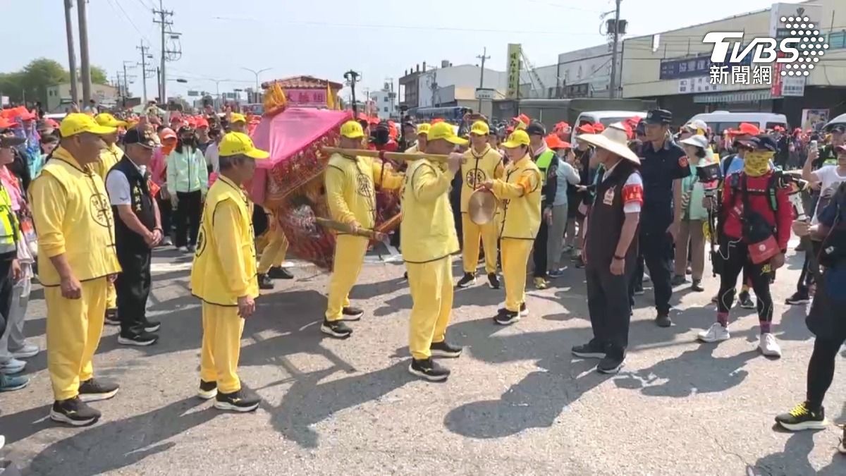 拿媽祖當擋箭牌?男無照騎車求通融 警霸氣回:違規就是開罰。(圖/TVBS)