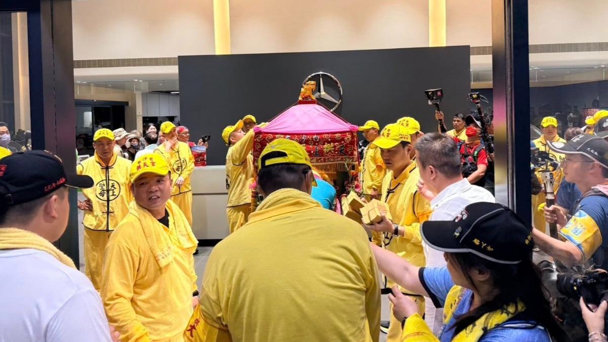 就是要換車!白沙屯媽祖首度駐駕「員林中華賓士」 大甩尾堅持賜福