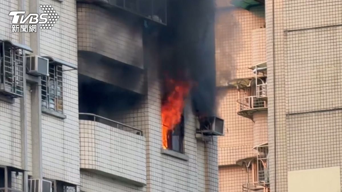 火舌、濃煙狂竄。(圖/TVBS)