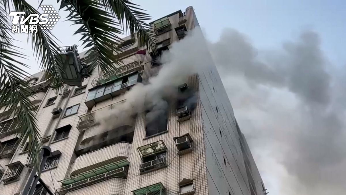 煙霧冒出。(圖/TVBS)