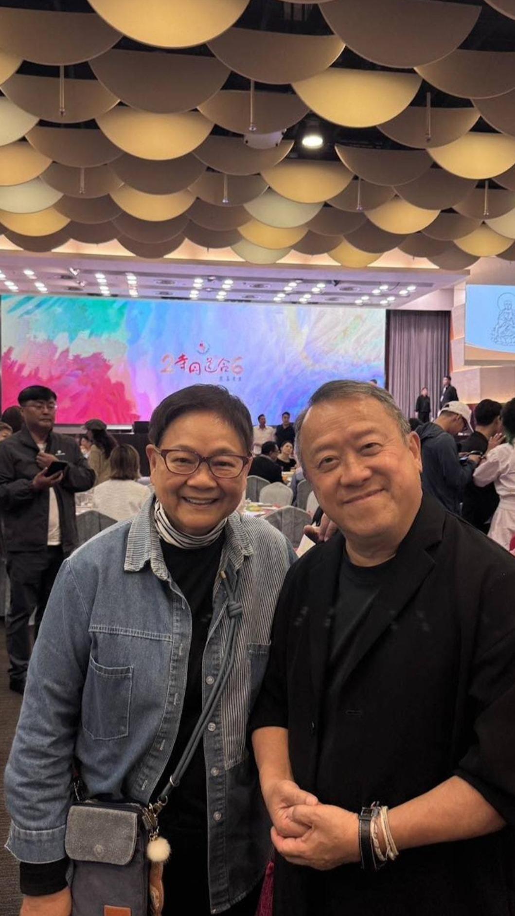 資深媒體人汪曼玲與曾志偉合照。(圖/翻攝自臉書汪曼玲《快拍.曼鏡頭》)