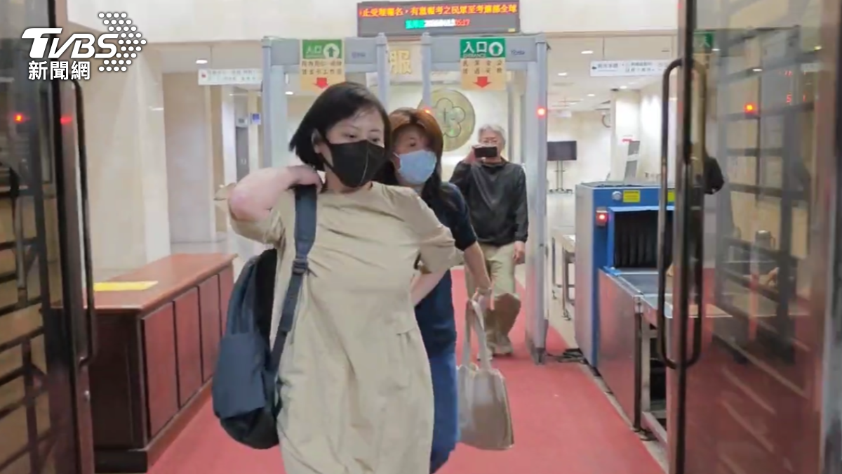 宏泰土地部門主管李怡慧500萬交保,限制住居出境出海。(圖/TVBS)