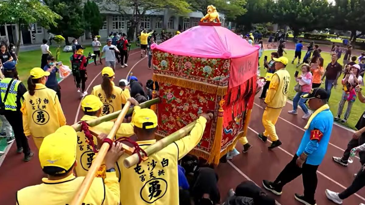 白沙屯媽祖疼小孩!考慮7分鐘大迴轉 進國小讓學童鑽轎底