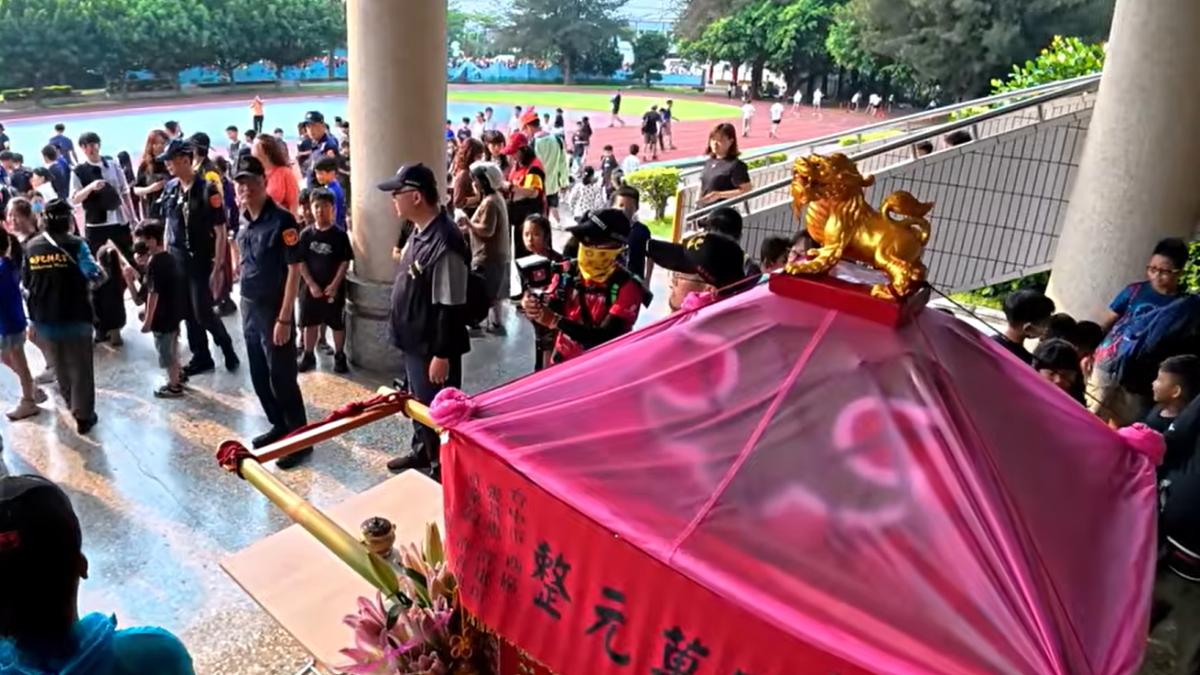 媽祖的鑾轎停駕休息。（圖／翻攝白沙屯媽祖網路電視台YT）