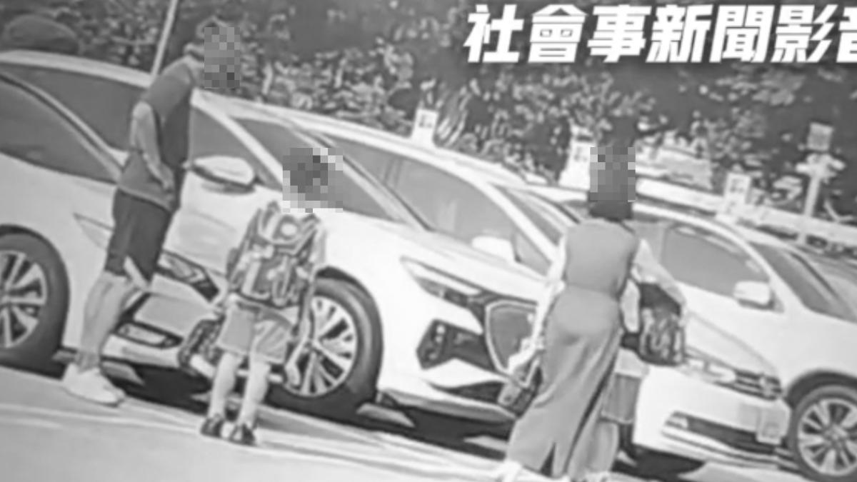 媽媽安撫兒子。(圖/社會事新聞影音)