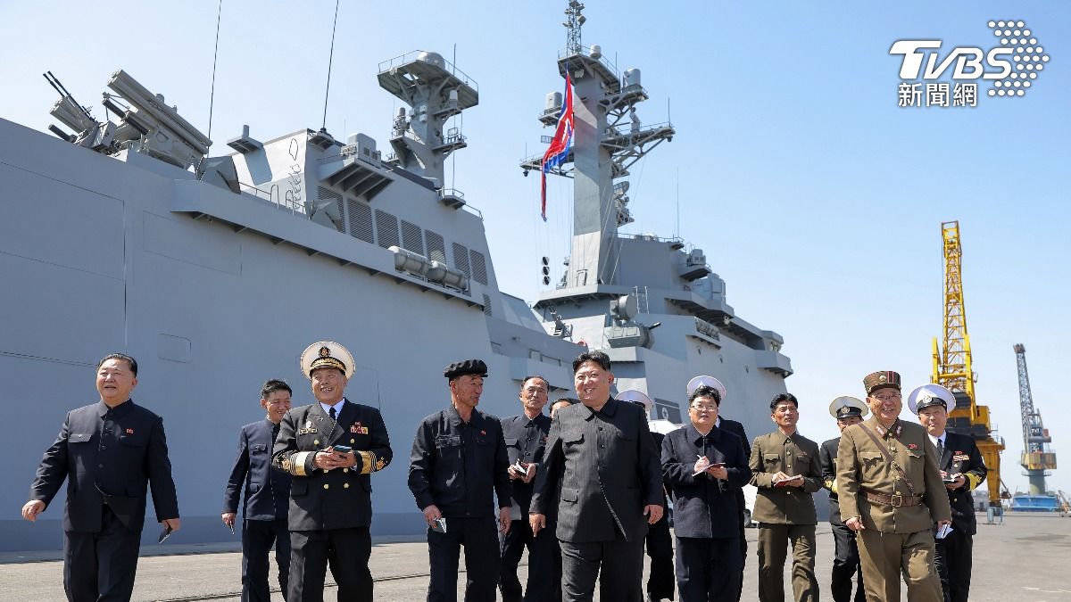 北韓領導人金正恩再登北韓自製最大最新的飛彈驅逐艦「崔賢號」視察。(圖/達志影像美聯社)