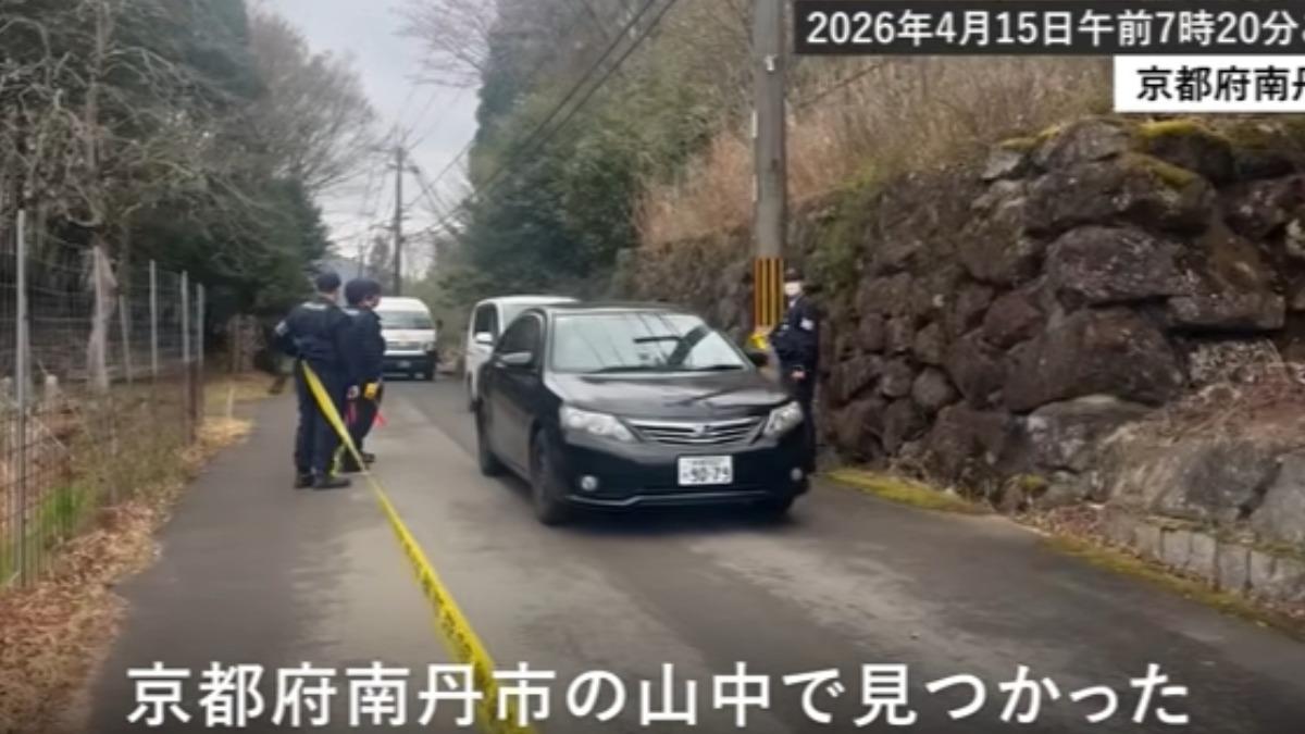 懷疑男童屍體遭遺棄山林,警方今日突襲搜索安達的住家。(圖/翻攝朝日新聞)