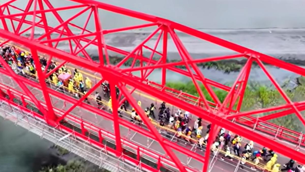 快訊/白沙屯媽祖跨越濁水溪!鑾轎抵西螺大橋 進入雲林信徒嗨翻