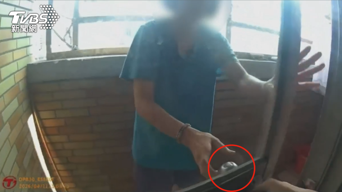 喇叭鎖生鏽壞掉卡住,婦人受困長達2小時,住九樓的她苦苦呼救1個小時(圖/TVBS)