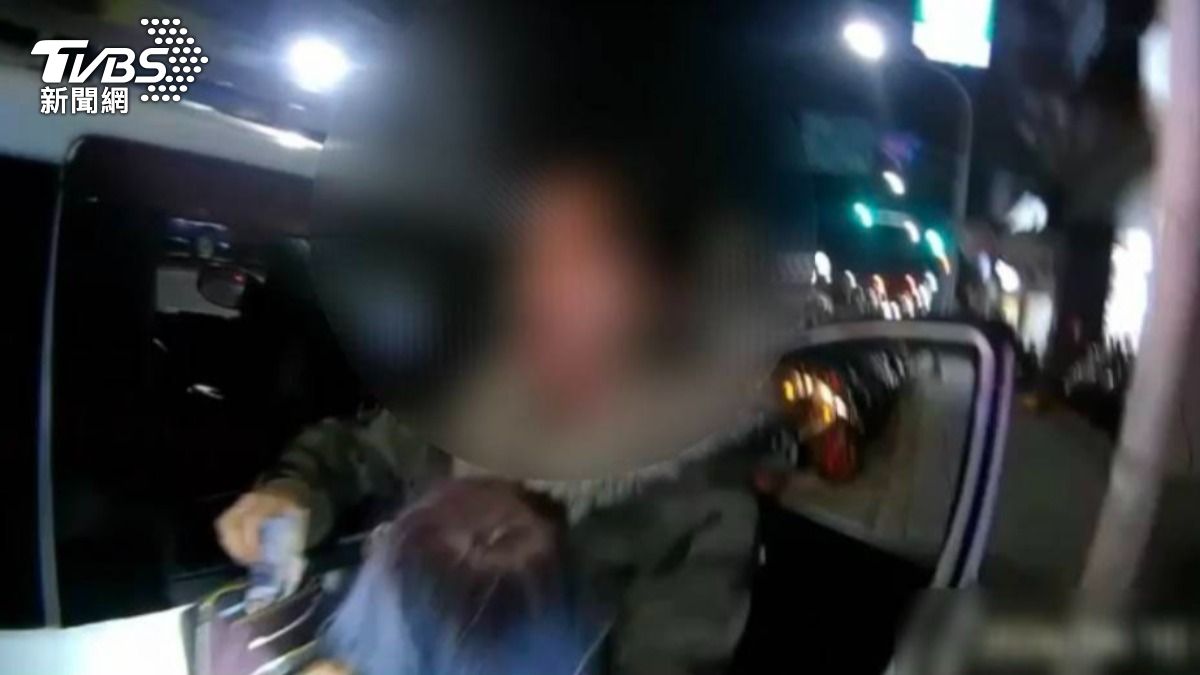 女副駕抱詭異藍髮女娃神情怪異，褲底搜出破百克海洛因。（圖／TVBS）
