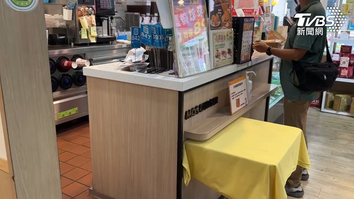 嫌犯靠著之前工作過，對速食店地形非常了解，知道收銀機在走道旁，持刀搶劫之前東家（圖／TVBS）