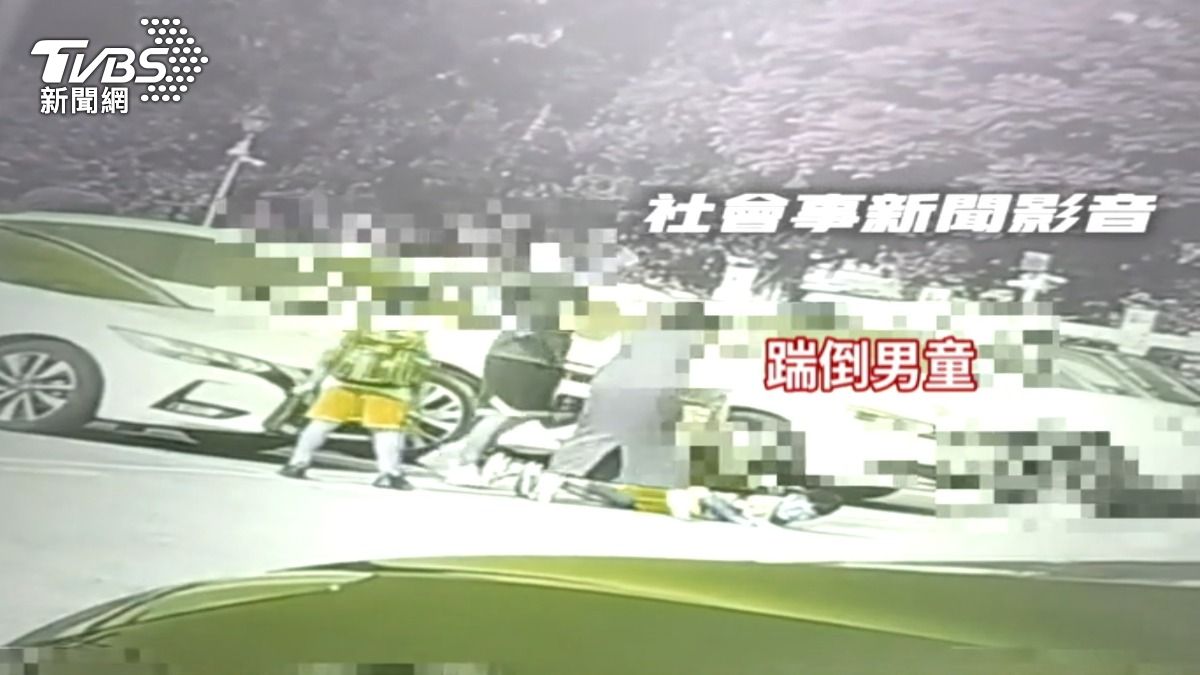 男童遭踹倒，趴在地上嚎啕大哭。（圖／翻攝社會事新聞影音）
