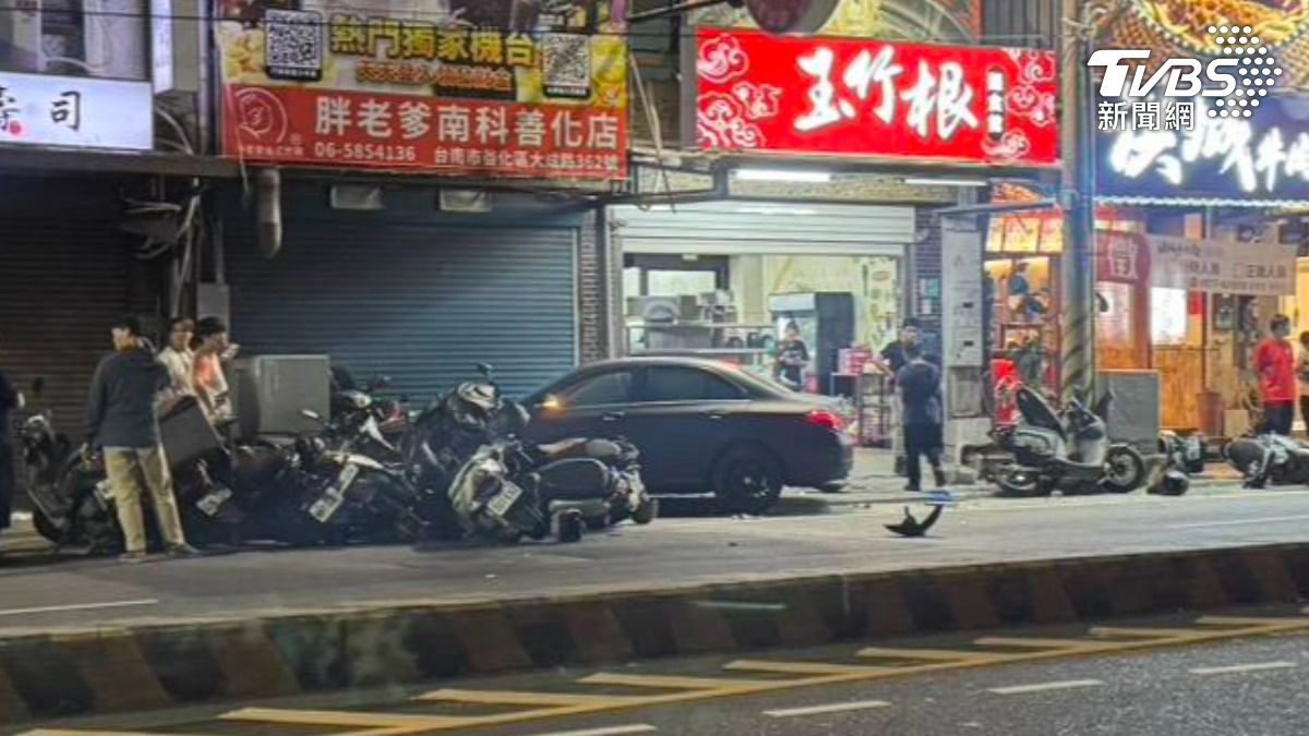 一名女子下班回家，途中恍神誤踩油門，路口暴衝追撞自小客後失控，衝向路邊橫掃15部機車（圖／TVBS）