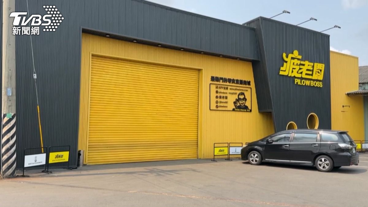 疲老闆在嘉義的廠房,這一周內把零食商品全部清空,大門深鎖。(圖/TVBS)