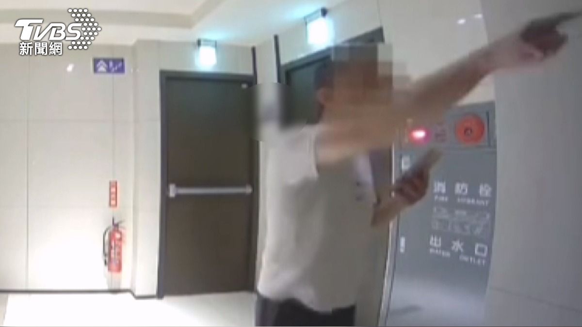 噪音糾紛燒到網路！男凌晨奔樓上理論　女報警控鄰：暴力行為。(圖／TVBS)