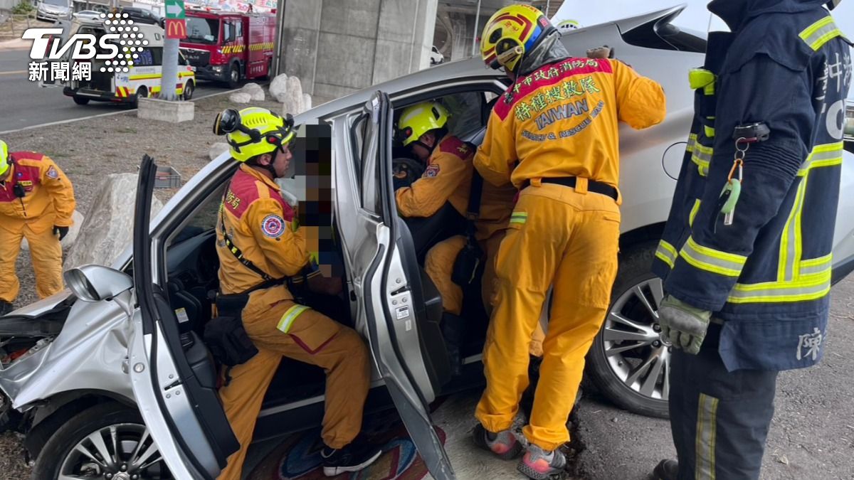 快訊／台中休旅車自撞斜插橋下　男駕駛卡車內沒心跳