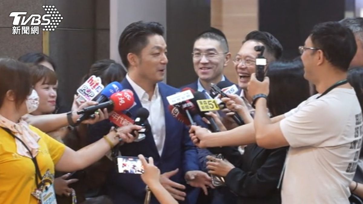 外界點名為國民黨第三顆太陽，蔣萬安幽默笑回自己今天比較關心地球。（圖／TVBS）