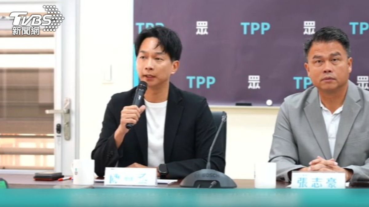 陳宥丞還原中評會現場,呼籲李貞秀不要再當恐怖情人。(圖/TVBS)