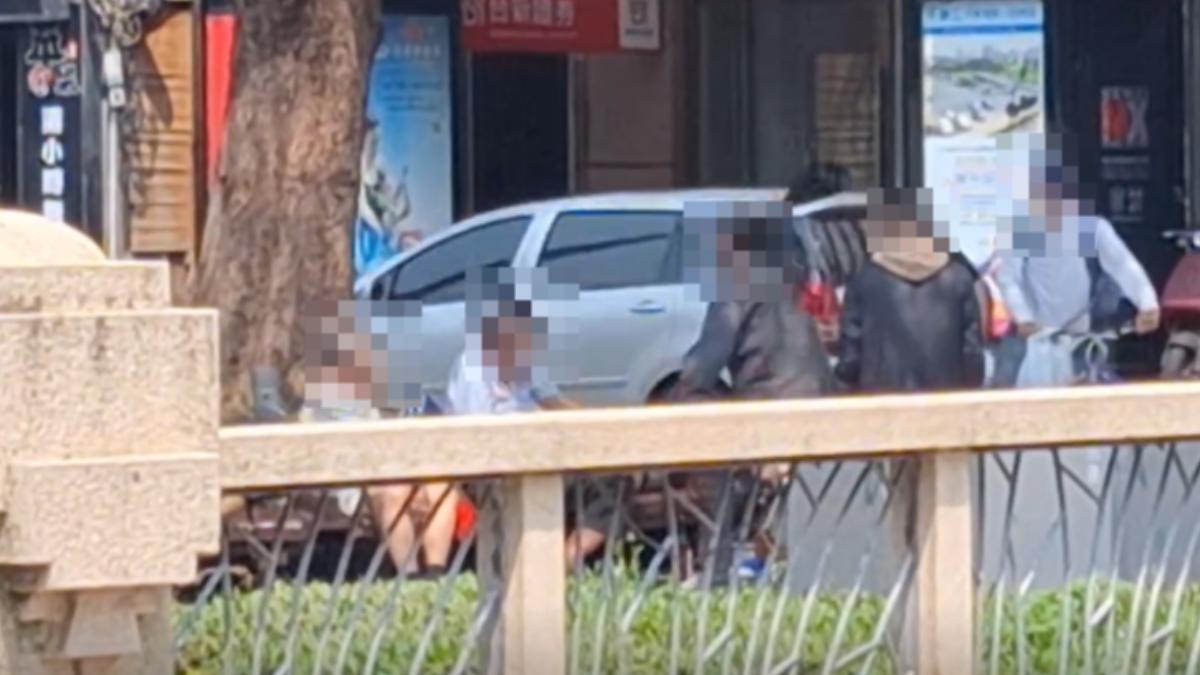 民眾目擊公園內有老翁遭到雨傘攻擊,嚇得連忙報警。(圖/翻攝 Threads@ze_hong0913)