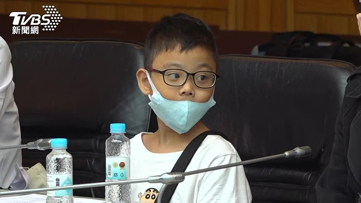 12歲罕病男童，短短一年間就接受了父母的肝腎移植。（圖／TVBS）